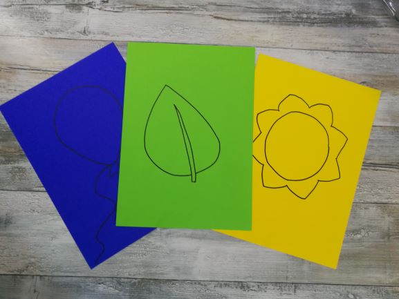 trzy obrazki na różnym tle, niebieski - balon, zielony - liść, żółty - kwiatek